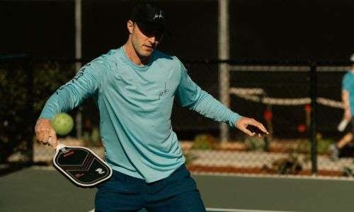 a player going to play bounce serve in pickleball